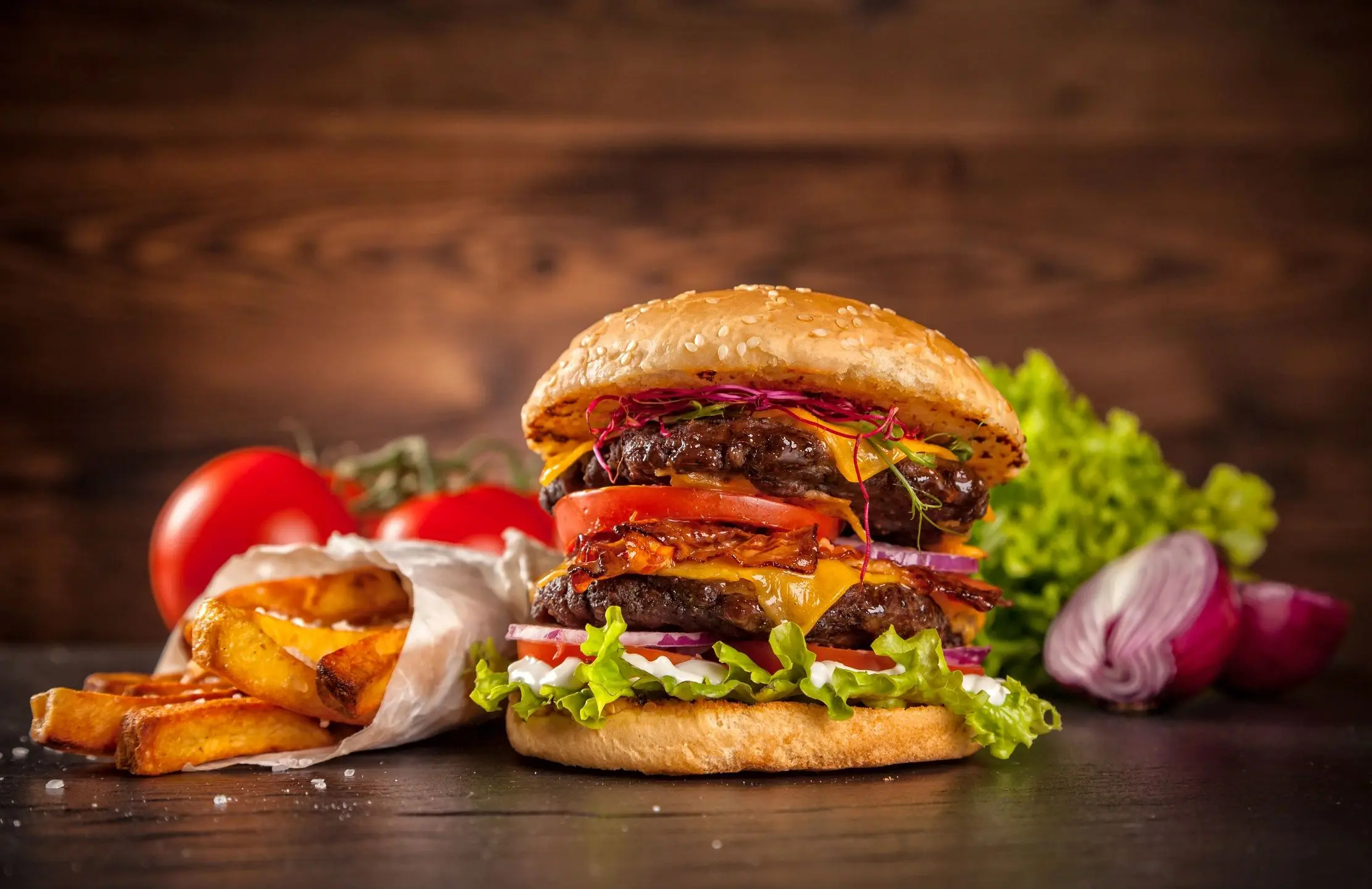 qtq80-MCUD2E Juicy burger with fries and vegetables.
